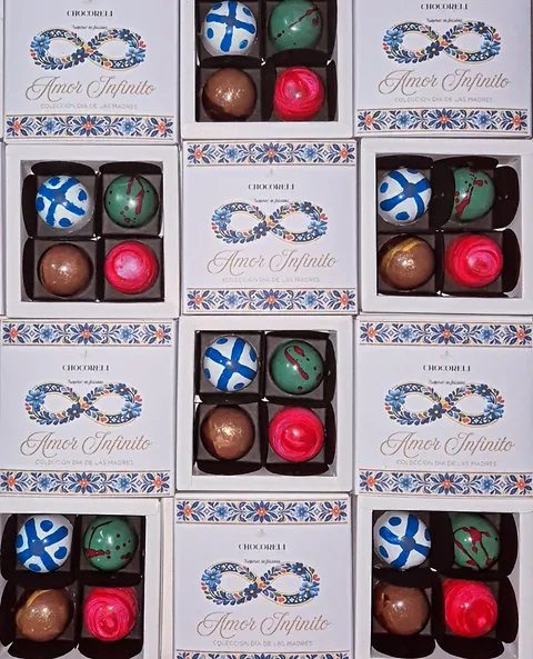 Cajas Amor Infinito de Chocoreli con bombones pintados a mano